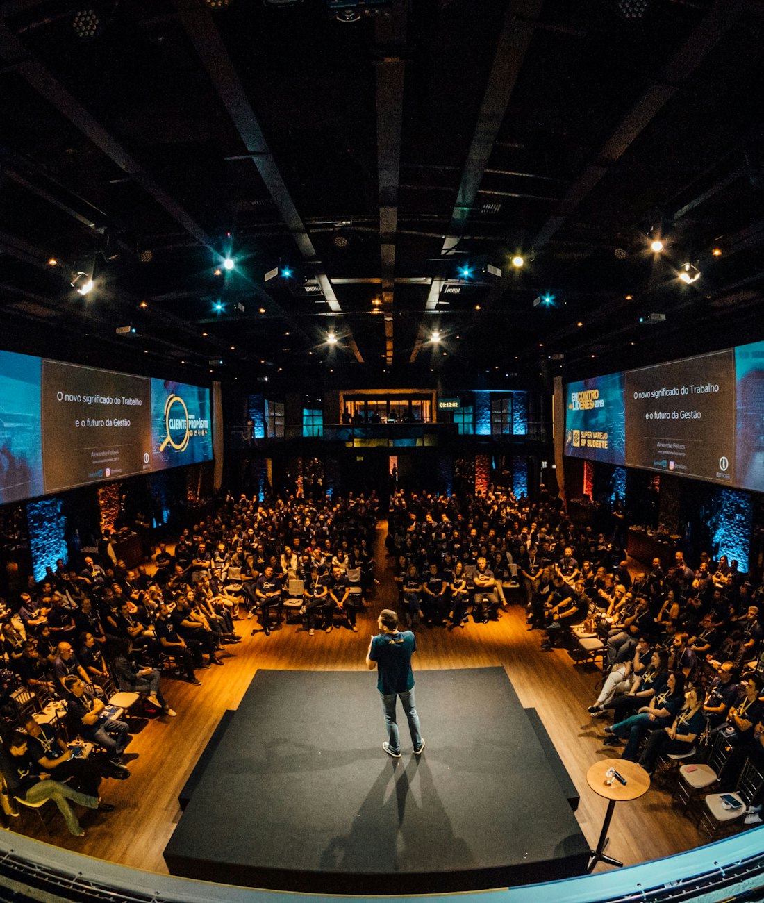 Palco de evento corporativo com plateia